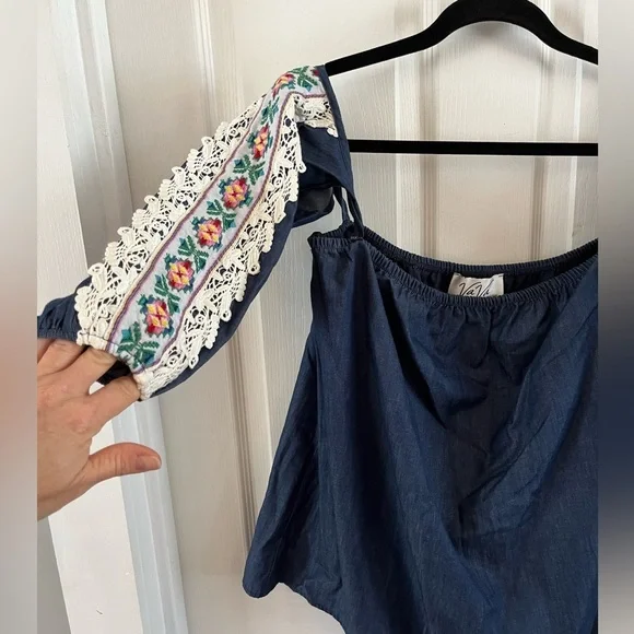 NWOT VaVa by Joy Han Blue Chambray Off Shoulder Embroidered Sleeve Blouse Large - Picture 4 of 16